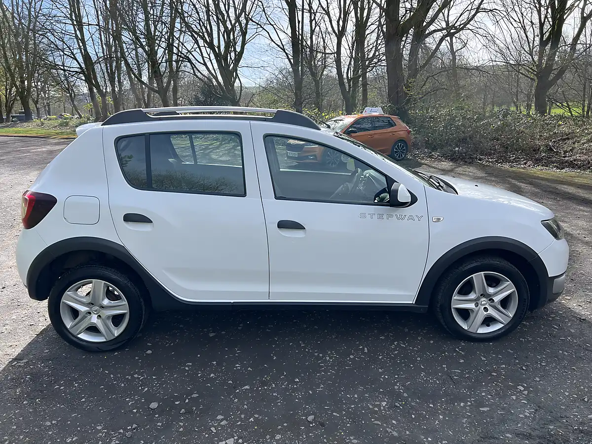 Used 2014 Dacia Sandero Stepway Laureate White - Interior and Exterior details 6