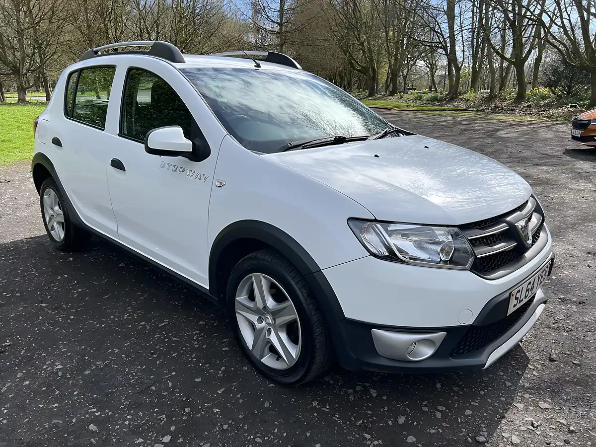Used 2014 Dacia Sandero Stepway Laureate White - Interior and Exterior details 7
