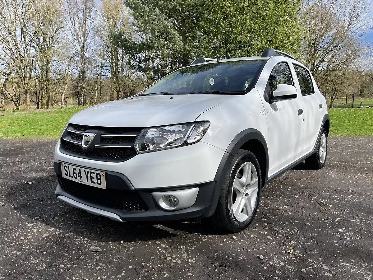 Used 2014 Dacia Sandero Stepway Laureate White - Interior and Exterior details 9