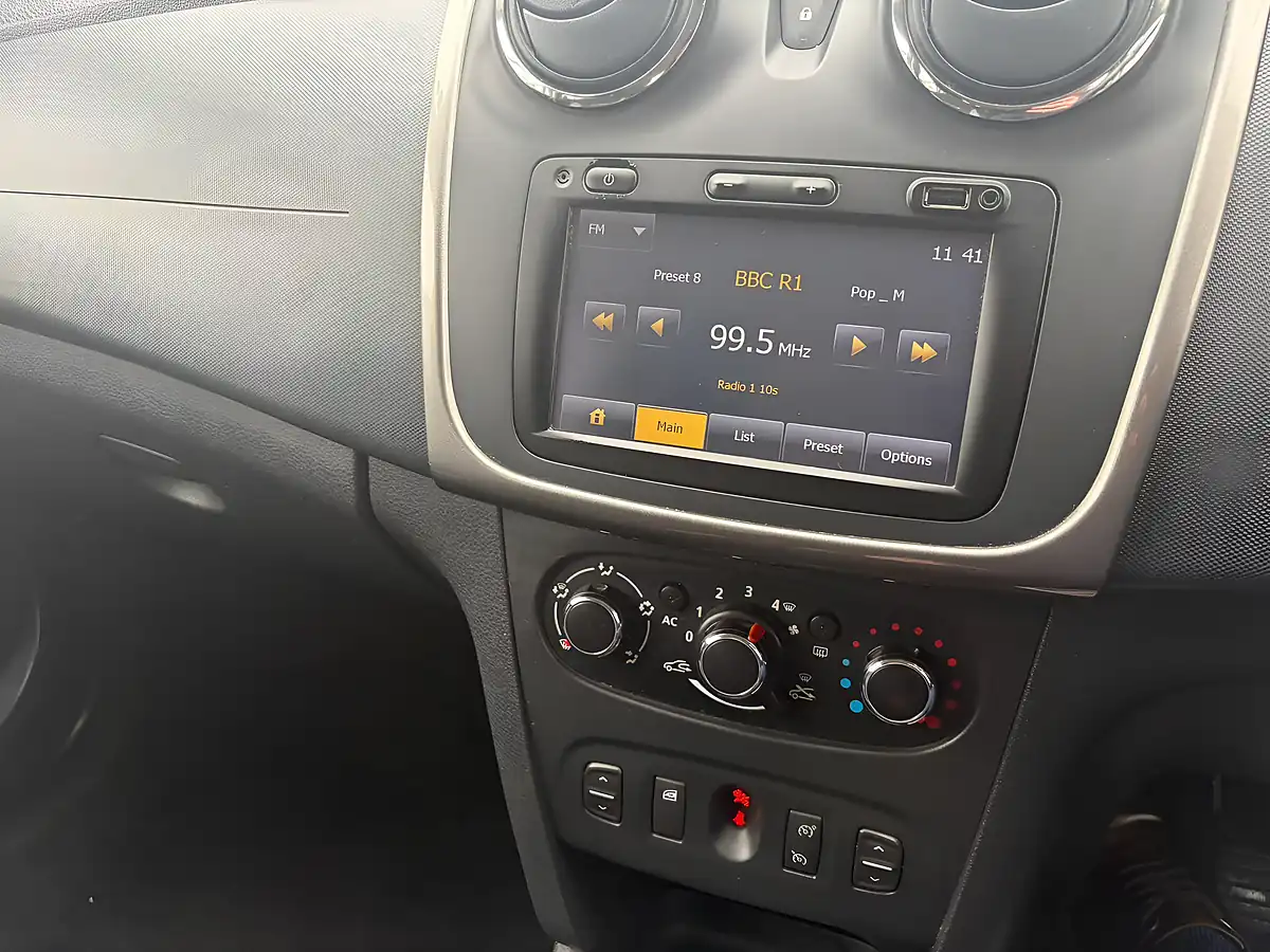 Used 2014 Dacia Sandero Stepway Laureate White - Interior and Exterior details 10