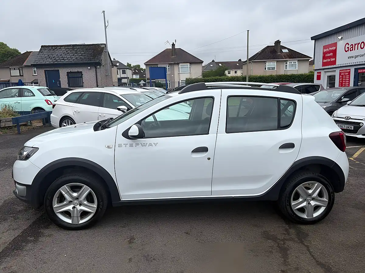 Used 2014 Dacia Sandero Stepway Laureate White - Interior and Exterior details 2