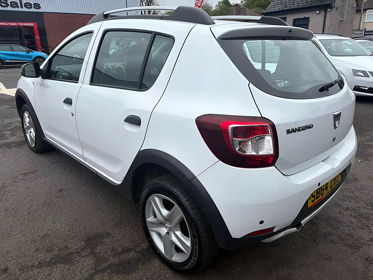 Used 2014 Dacia Sandero Stepway Laureate White - Interior and Exterior details 3