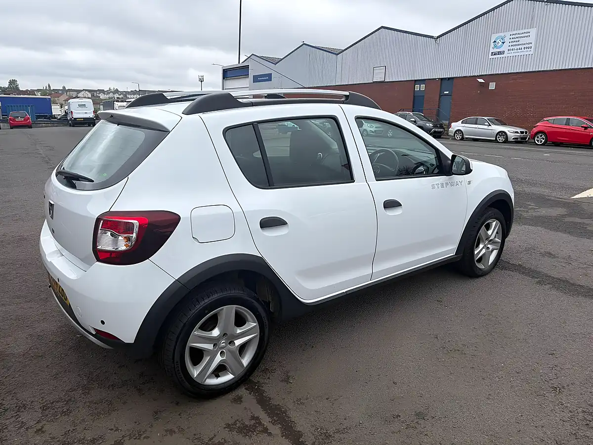 Used 2014 Dacia Sandero Stepway Laureate White - Interior and Exterior details 4