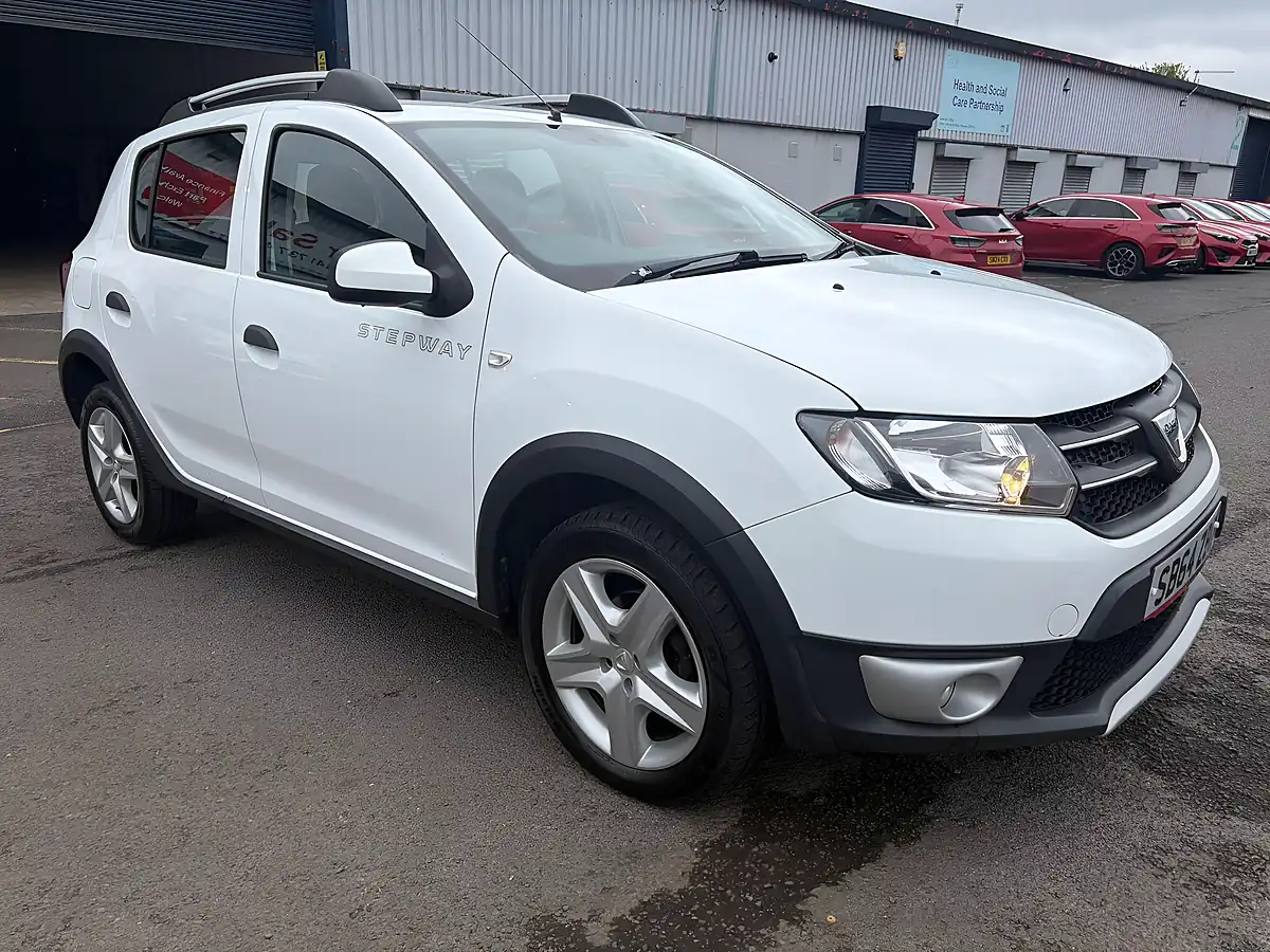 Used 2014 Dacia Sandero Stepway Laureate White - Interior and Exterior details 5