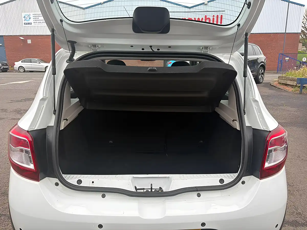 Used 2014 Dacia Sandero Stepway Laureate White - Interior and Exterior details 6