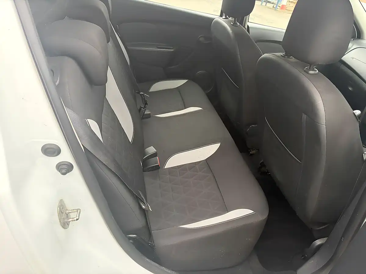 Used 2014 Dacia Sandero Stepway Laureate White - Interior and Exterior details 7