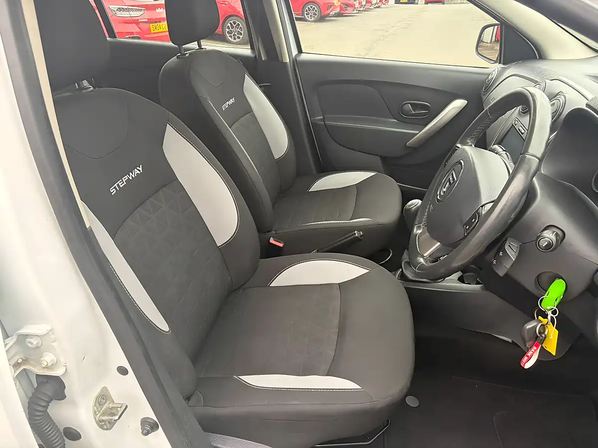 Used 2014 Dacia Sandero Stepway Laureate White - Interior and Exterior details 8