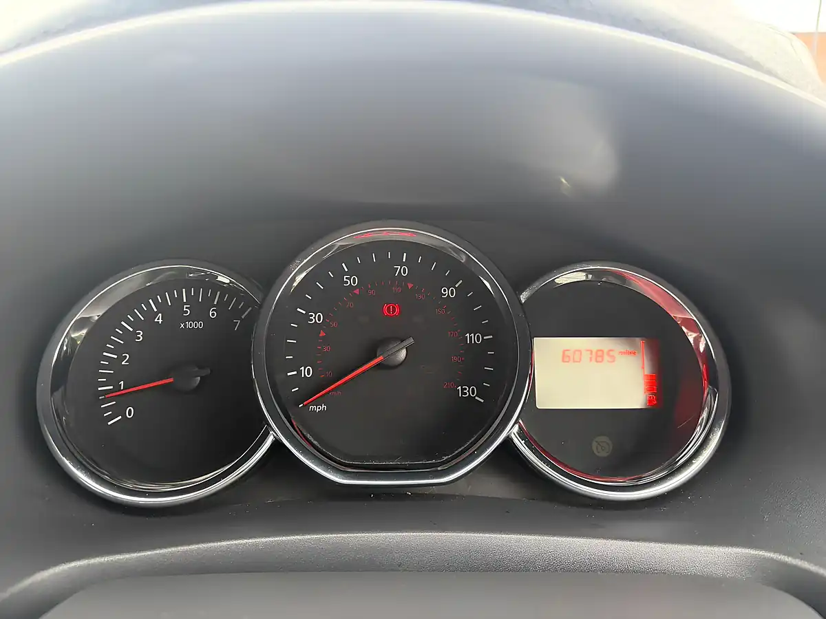 Used 2014 Dacia Sandero Stepway Laureate White - Interior and Exterior details 9