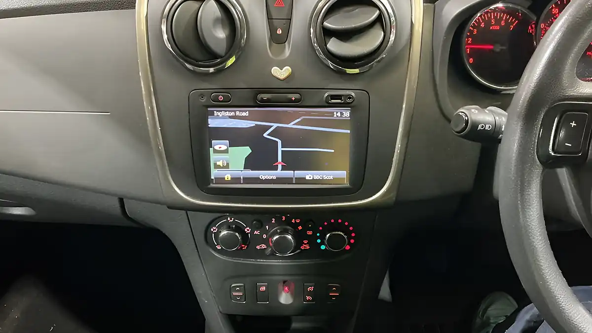Used 2014 Dacia Sandero Stepway Laureate White - Interior and Exterior details 11