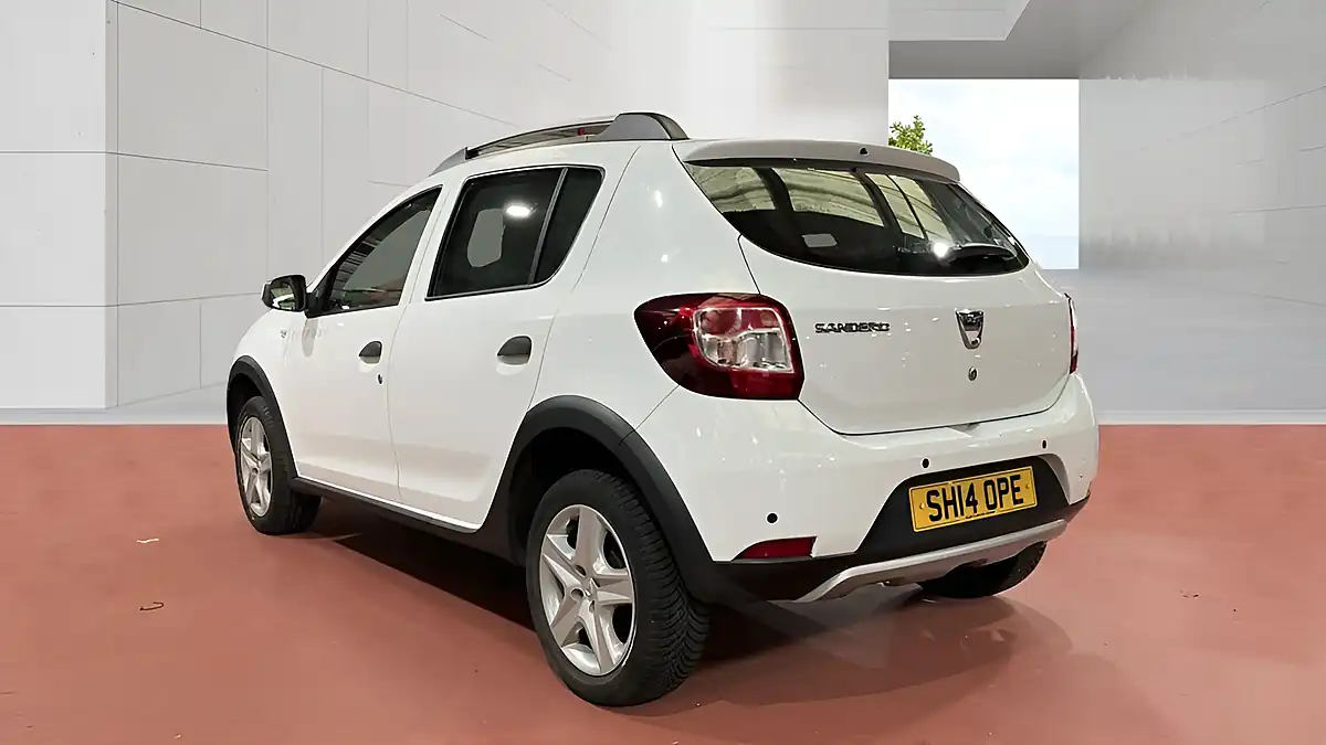 Used 2014 Dacia Sandero Stepway Laureate White - Interior and Exterior details 3