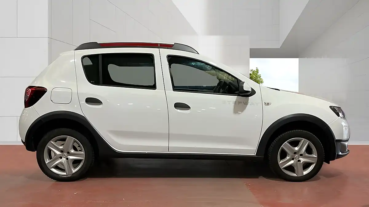 Used 2014 Dacia Sandero Stepway Laureate White - Interior and Exterior details 5