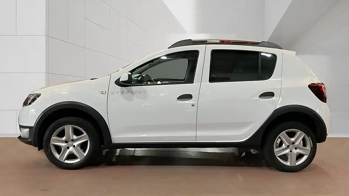 Used 2014 Dacia Sandero Stepway Laureate White - Interior and Exterior details 6