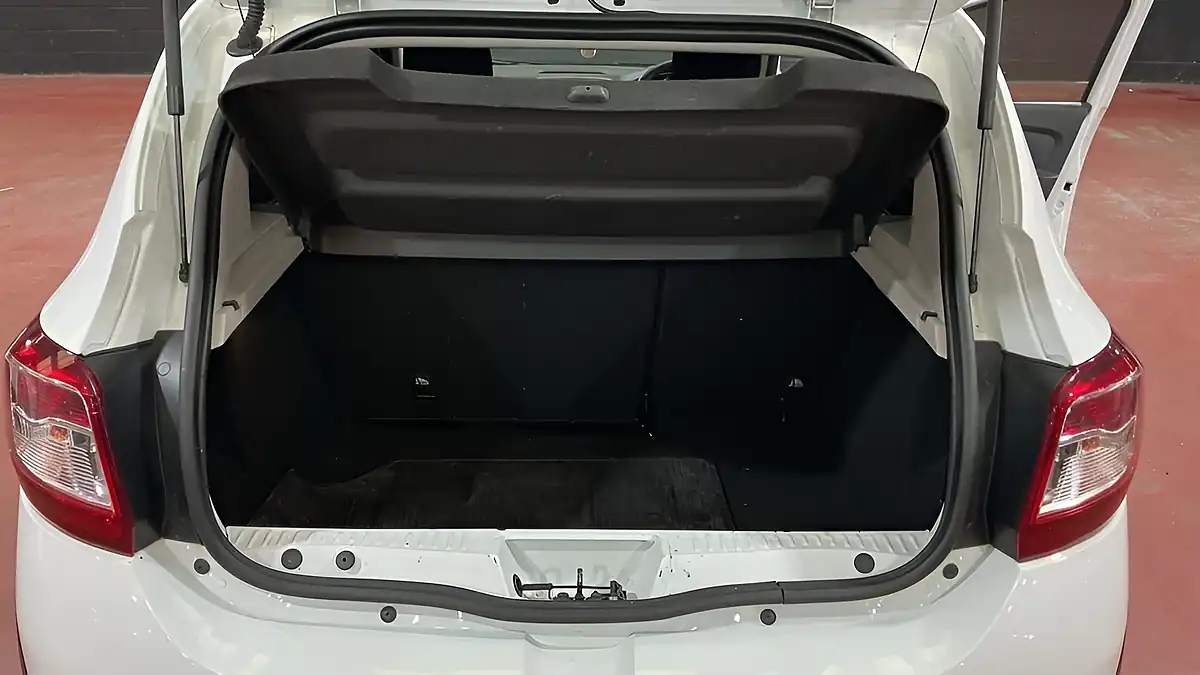 Used 2014 Dacia Sandero Stepway Laureate White - Interior and Exterior details 7