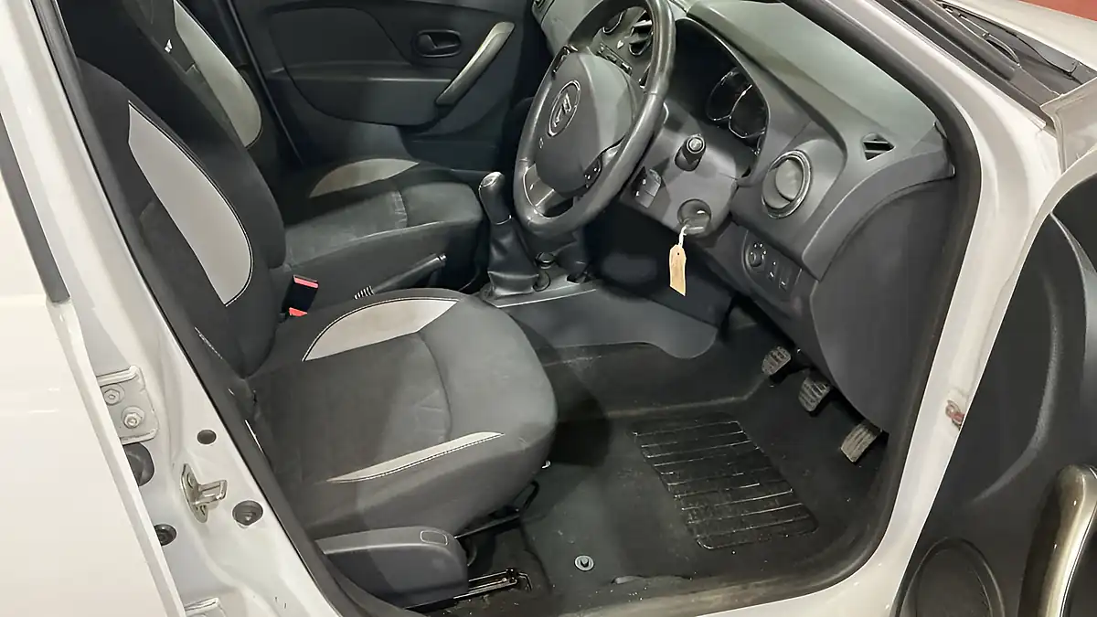 Used 2014 Dacia Sandero Stepway Laureate White - Interior and Exterior details 9