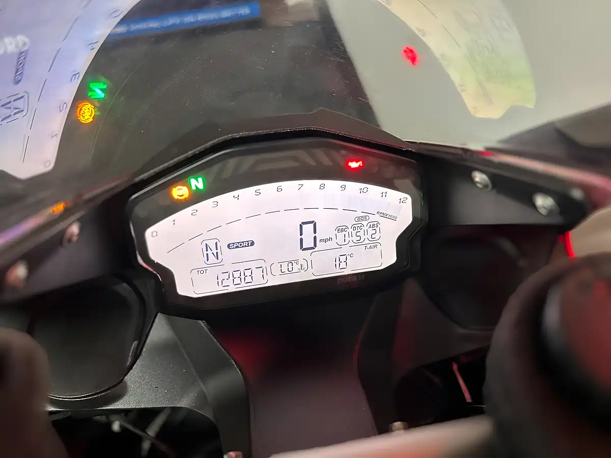 Used 2014 Ducati 899 Panigale Red - Interior and Exterior details 19