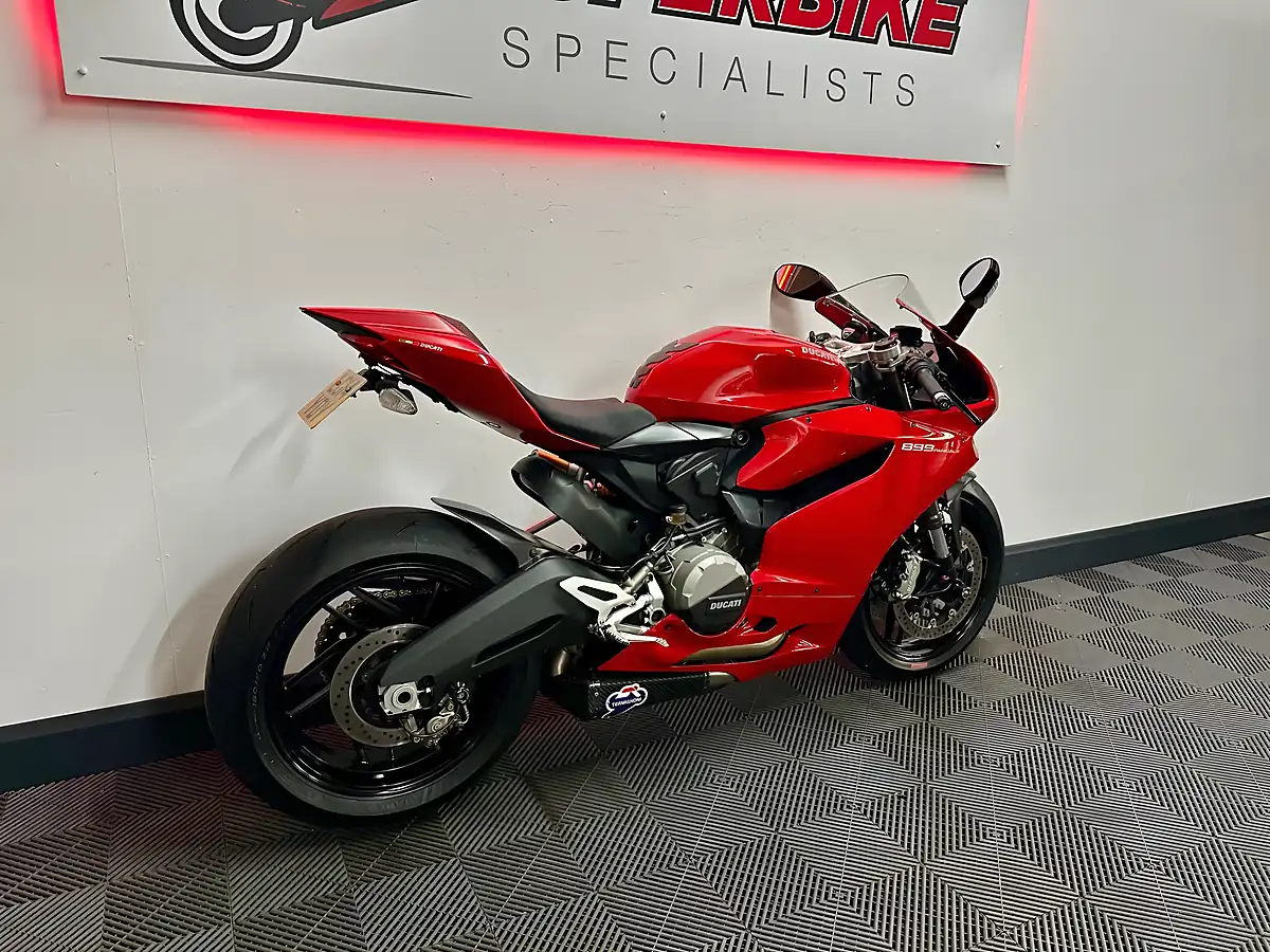 Used 2014 Ducati 899 Panigale Red - Interior and Exterior details 4