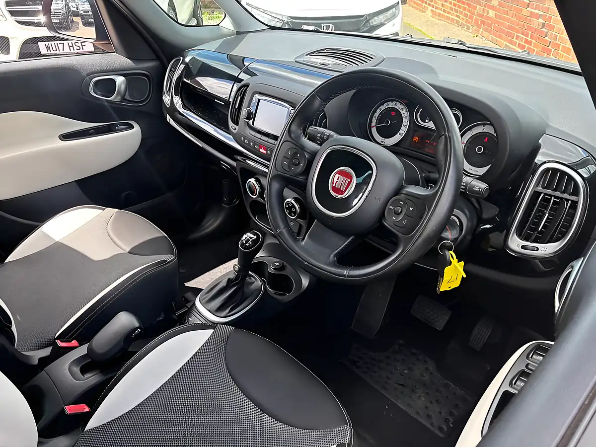Used 2014 Fiat 500L Trekking Red - Interior and Exterior details 14