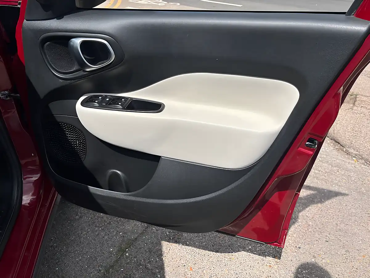 Used 2014 Fiat 500L Trekking Red - Interior and Exterior details 17