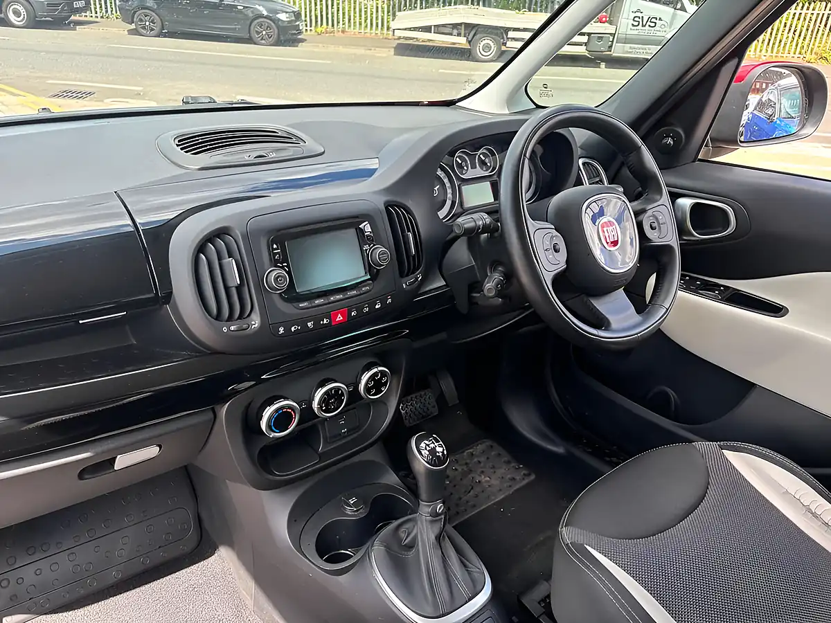 Used 2014 Fiat 500L Trekking Red - Interior and Exterior details 18