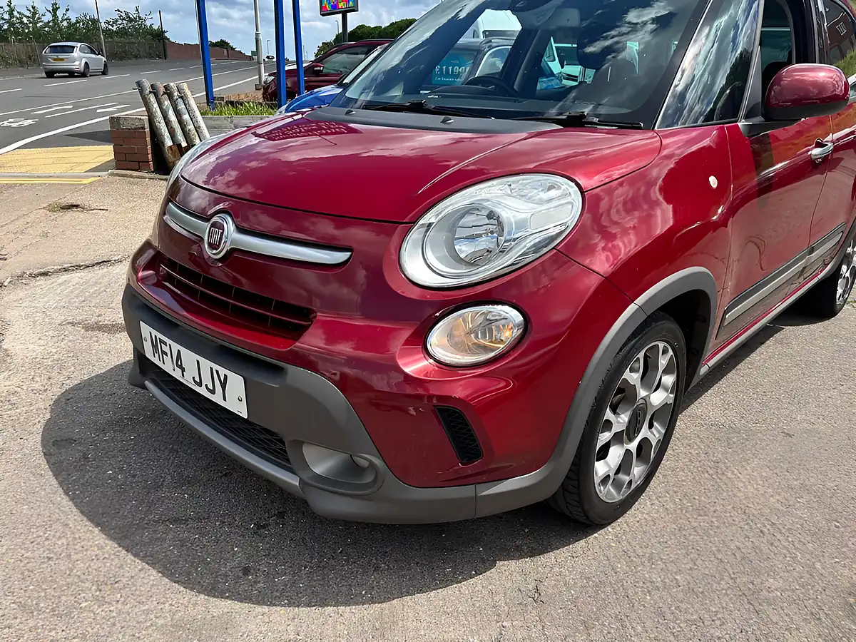 Used 2014 Fiat 500L Trekking Red - Interior and Exterior details 3