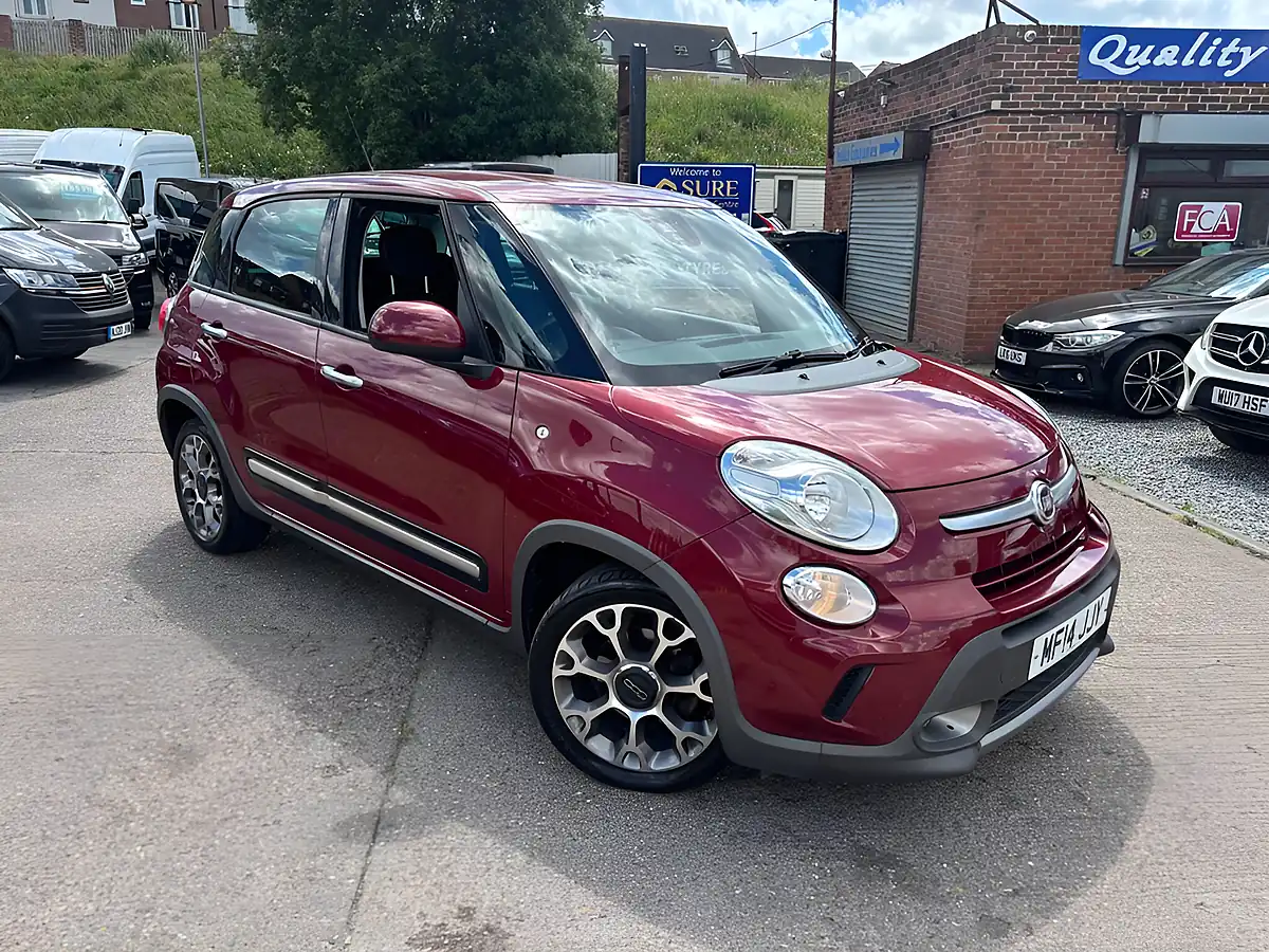 Used 2014 Fiat 500L Trekking Red - Interior and Exterior details 5