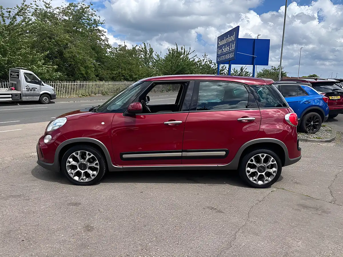 Used 2014 Fiat 500L Trekking Red - Interior and Exterior details 6