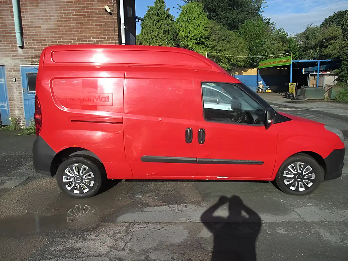Used 2014 Fiat Doblo Xl High Roof Red - Interior and Exterior details 3