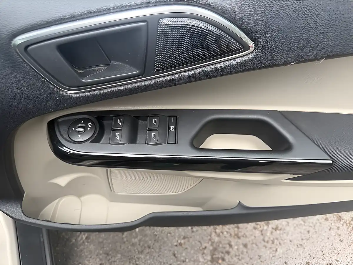 Used 2014 Ford B-Max Titanium Silver - Interior and Exterior details 17