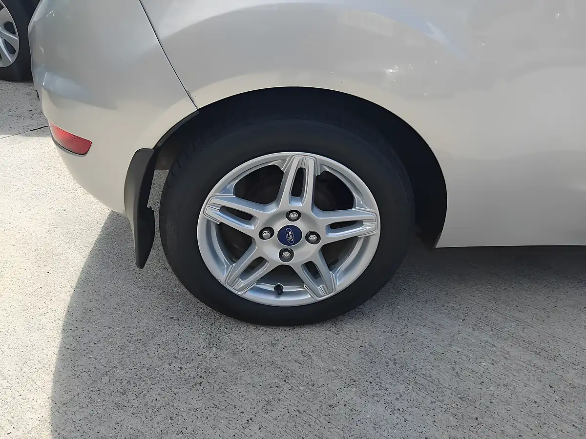 Used 2014 Ford Fiesta Zetec 3DR Silver - Interior and Exterior details 16