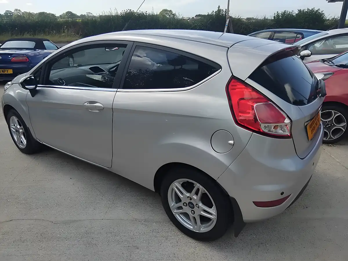 Used 2014 Ford Fiesta Zetec 3DR Silver - Interior and Exterior details 5
