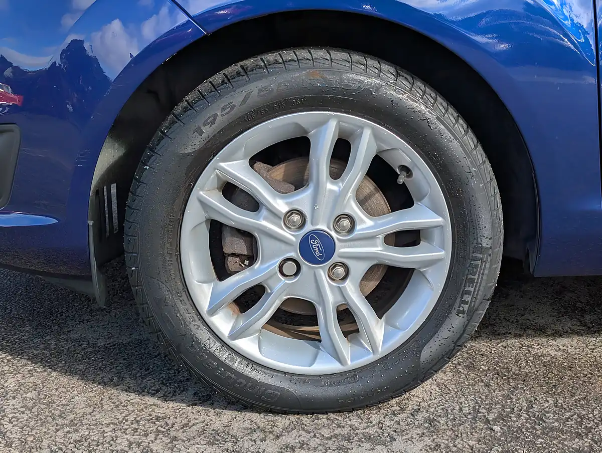 Used 2014 Ford Fiesta Zetec Blue - Interior and Exterior details 9