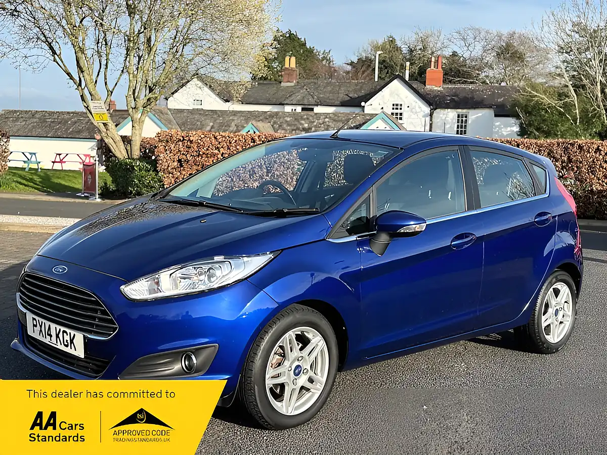Used 2014 Ford Fiesta Zetec Deep Impact Blue - Front View