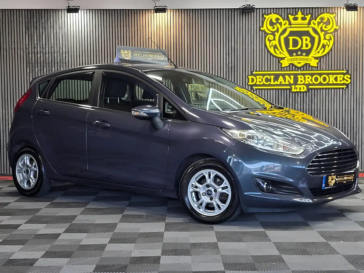 Used 2014 Ford Fiesta Zetec Grey - Front View