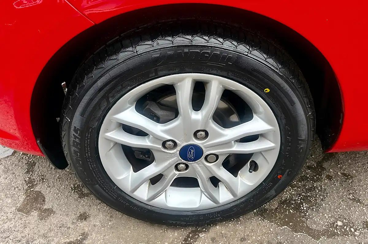 Used 2014 Ford Fiesta Zetec Race Red - Interior and Exterior details 18