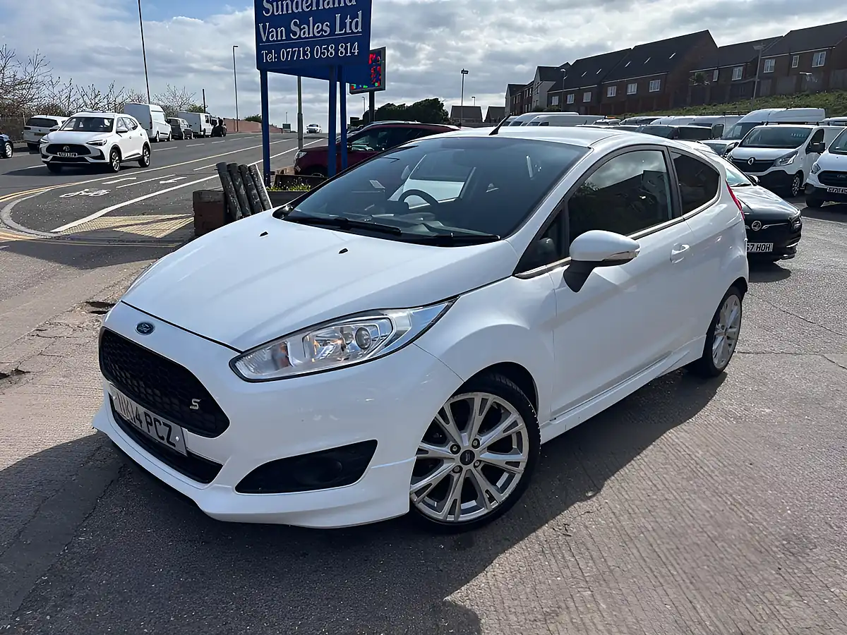 Used 2014 Ford Fiesta Zetec S White - Front View