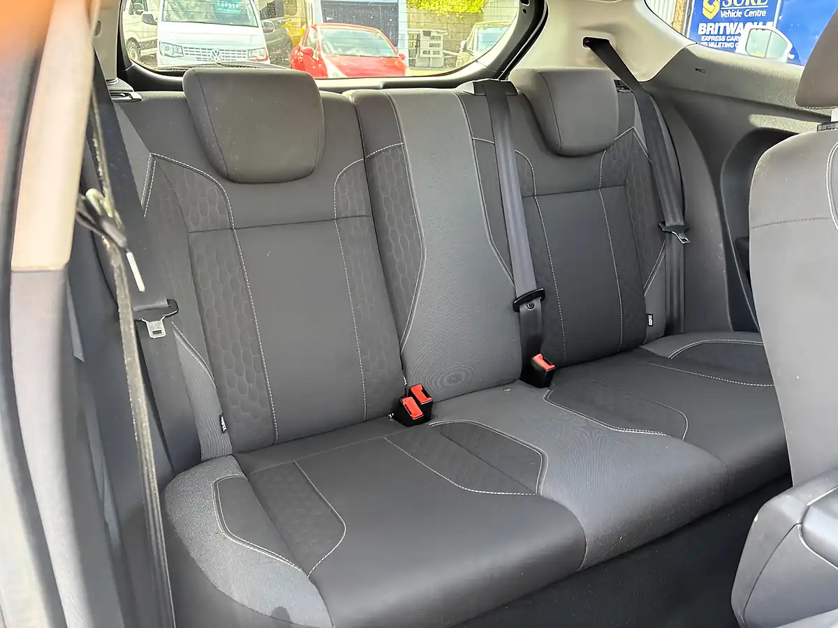 Used 2014 Ford Fiesta Zetec S White - Interior and Exterior details 16