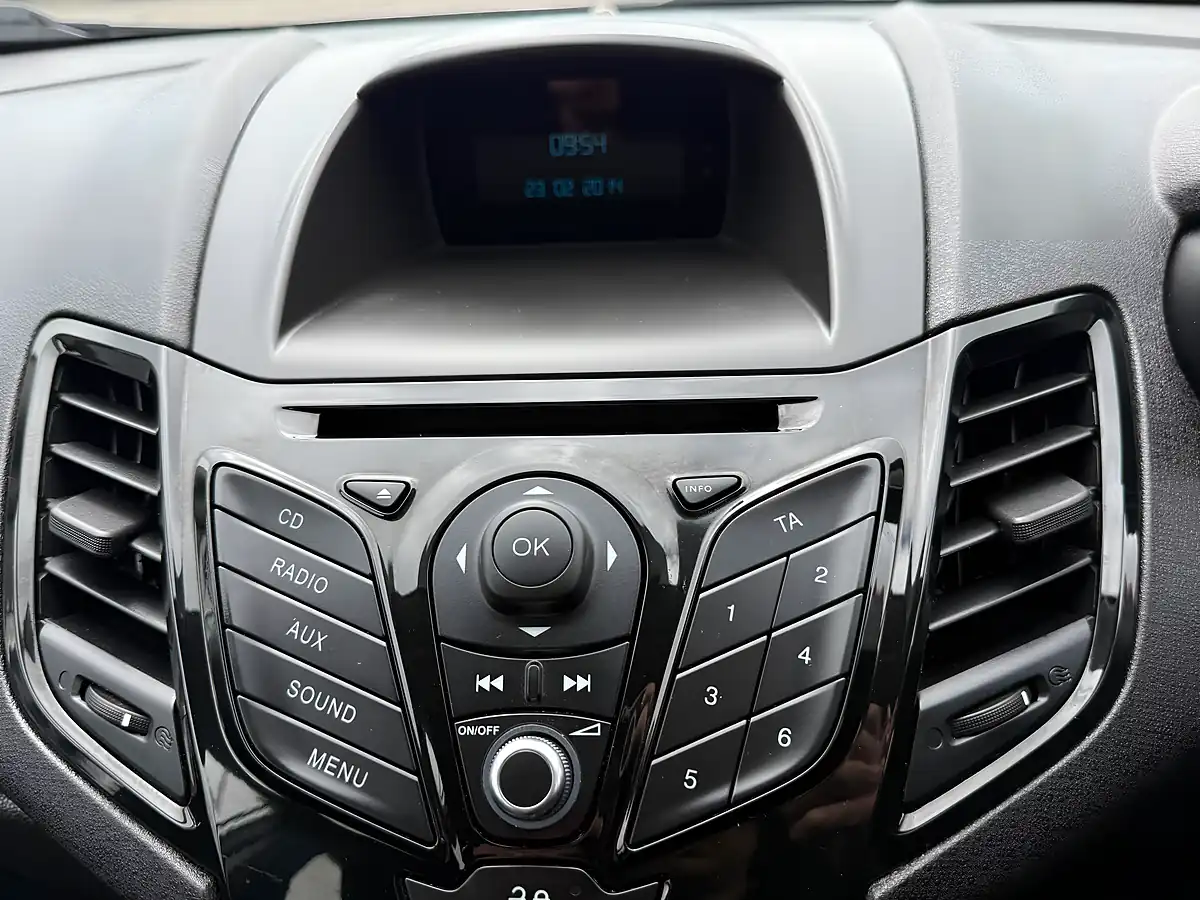 Used 2014 Ford Fiesta Zetec Silver - Interior and Exterior details 15
