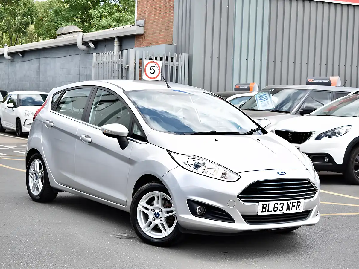Used 2014 Ford Fiesta Zetec Silver - Front View