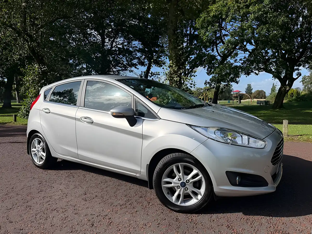 Used 2014 Ford Fiesta Zetec Silver - Front View