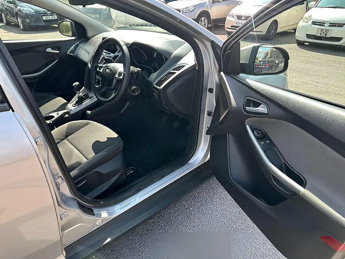 Used 2014 Ford Focus Econetic Edge Silver - Interior and Exterior details 15