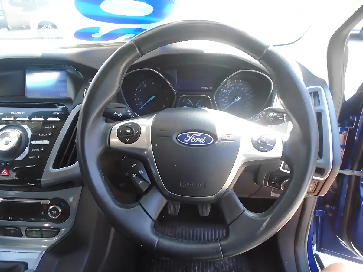 Used 2014 Ford Focus Titanium Navigator Blue - Interior and Exterior details 9