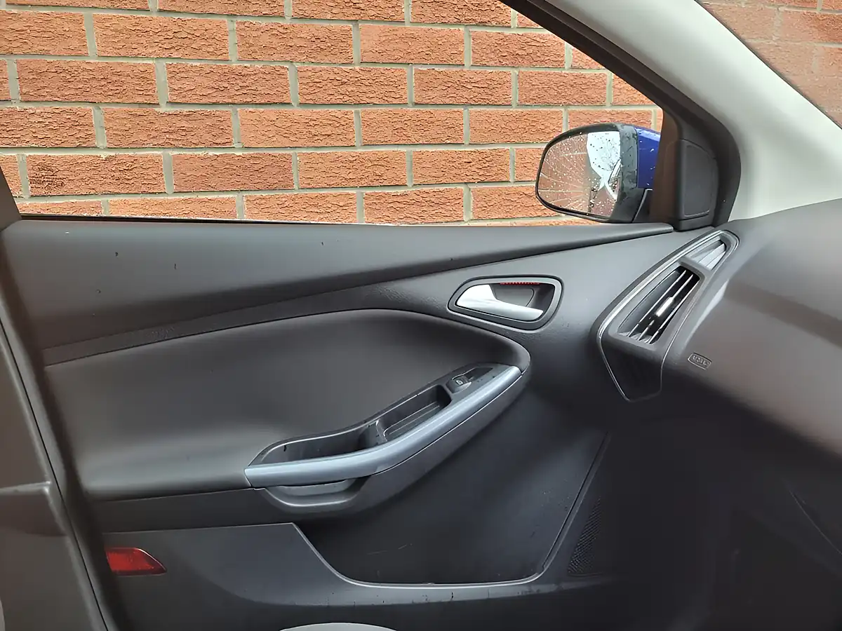 Used 2014 Ford Focus Titanium Navigator Blue - Interior and Exterior details 17