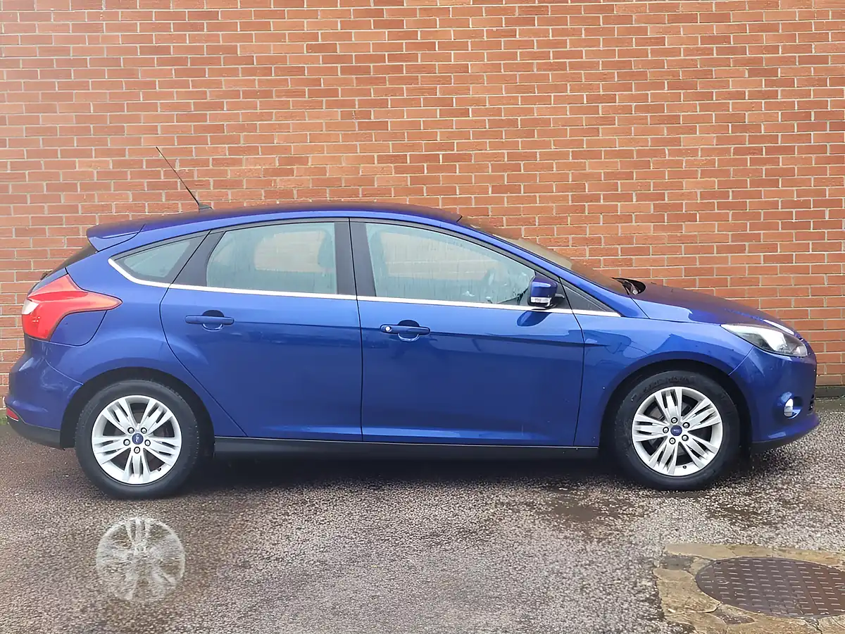 Used 2014 Ford Focus Titanium Navigator Blue - Interior and Exterior details 7