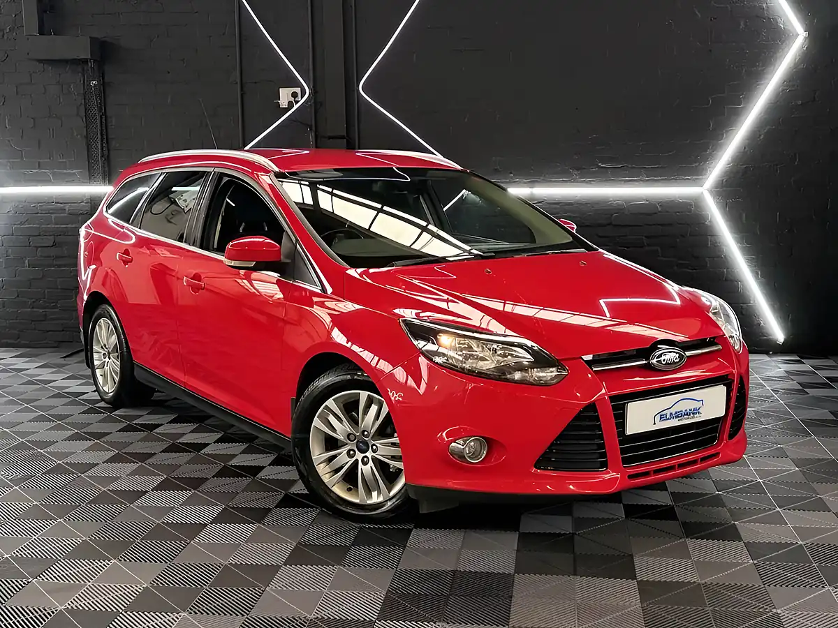 Used 2014 Ford Focus Titanium Navigator Red - Interior and Exterior details 10