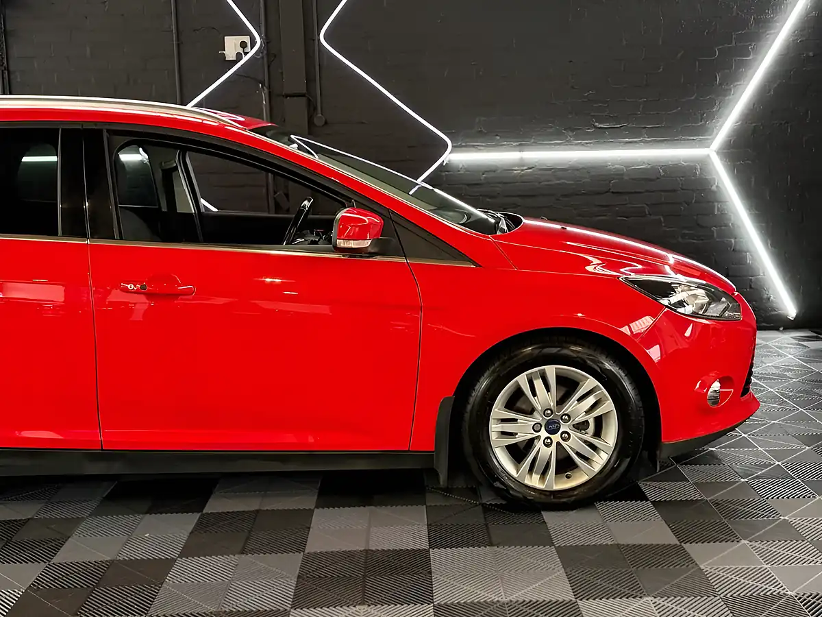 Used 2014 Ford Focus Titanium Navigator Red - Interior and Exterior details 13