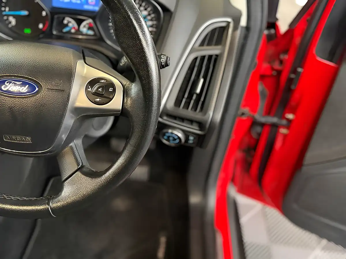 Used 2014 Ford Focus Titanium Navigator Red - Interior and Exterior details 17