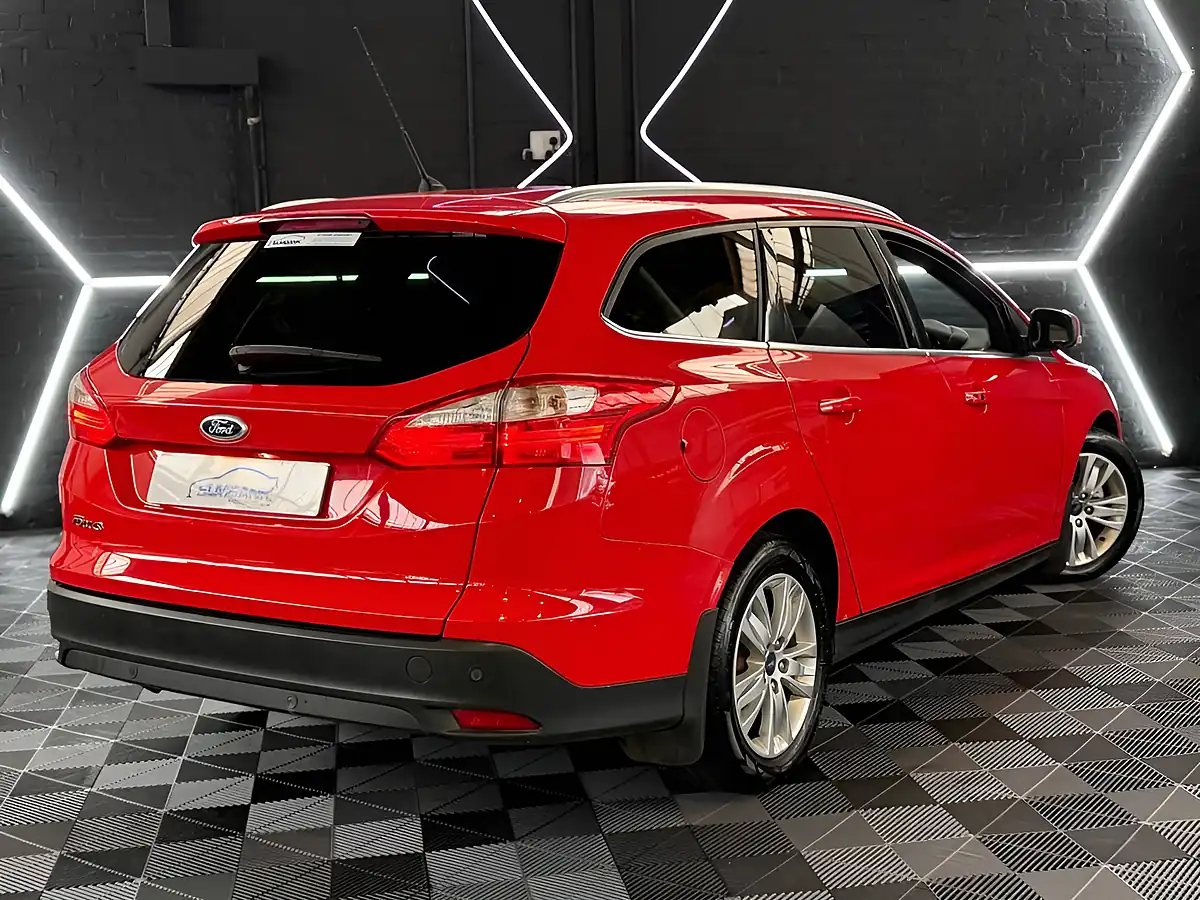 Used 2014 Ford Focus Titanium Navigator Red - Interior and Exterior details 20