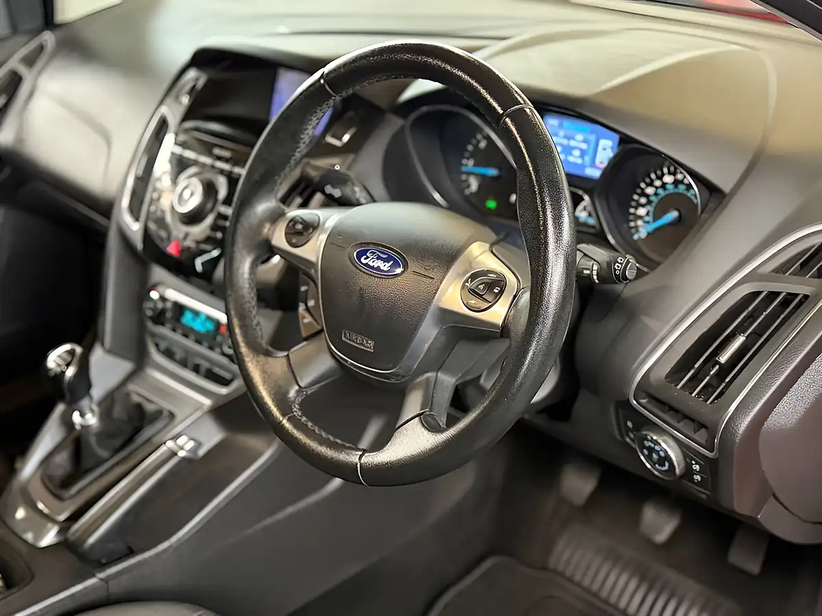 Used 2014 Ford Focus Titanium Navigator Red - Interior and Exterior details 5