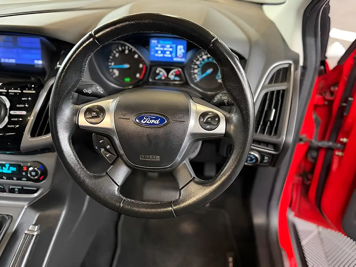 Used 2014 Ford Focus Titanium Navigator Red - Interior and Exterior details 6