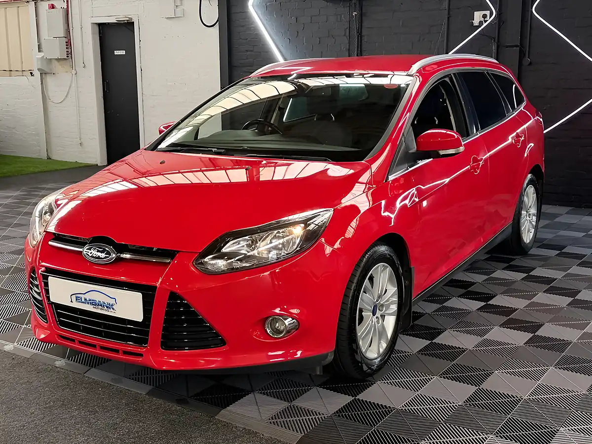 Used 2014 Ford Focus Titanium Navigator Red - Interior and Exterior details 9